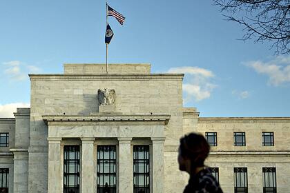 Erhöht die US-Notenbank erneut die Zinsen? Ein Fussgänger von dem Gebäude der US-Notenbank Fed in Washington.