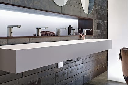 Börsen-Ticker: SMI schliesst mit Gewinn - Geberit, Lonza und Roche top - Alcon und Versicherer schwach - Hohe Kursbewegungen in der zweiten Reihe nach Ergebnissen Ein Lavabo von Geberit.