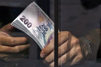 Swatch-Mitarbeiter in der Türkei beenden Streik Türkische 200-Lira-Noten an einem Wechselschalter (18.5.2018).