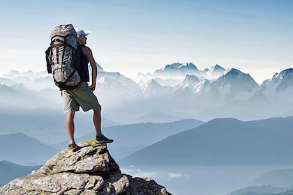 Privatanleger mit höchstem je gemessenem Aktienanteil Ein Bergsteiger steht auf dem Gipfel und geniesst die Aussicht.