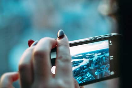 Aufpassen vor vermeintlichen "Millionen-Versprechen" Das Smartphone ist begehrt. Die Abogebühren dazu können allerdings hoch sein.