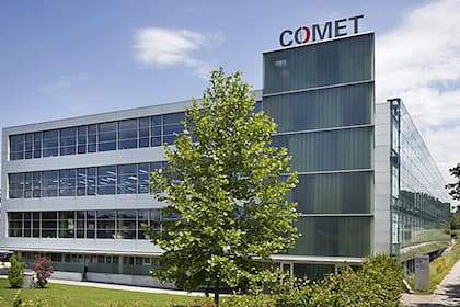Schweizer Investor kriegt bei Halbleiteraktie kurz vor Kursdebakel gerade noch die Kurve Der Hauptsitz der Comet Gruppe in Flamatt.