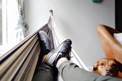 Teilzeitarbeit: So viel Geld verliert man bei Budget und Vorsorge Arbeiten in der Hängematte: Homeoffice machts möglich.