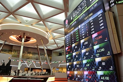 Iran-Friedensdeal: Diese Investments sollten nun aus Sicht von Hedgefonds profitieren An electronic board displays the figure of the Jakarta Composite Index, top, inside the Indonesia Stock Exchange (IDX) in Jakarta, Indonesia, on Friday, Jan. 15, 2016.
