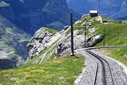 Jungfraubahn: Bringt eine attraktive Dividendenrendite neuen Schwung in den Titel? Talfahrt mit der Jungfraubaun, die Eiger-Westseite im Blick.