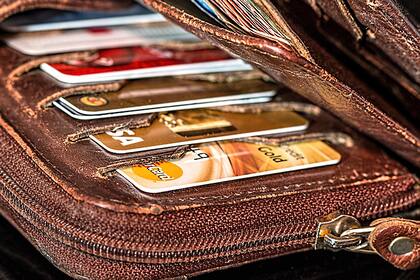 Warum Europas Abnabelung von Visa und Mastercard bei Kartenzahlungen Fahrt aufnimmt Karten statt Bargeld: Ein Portemonnaie mit Kreditkarten.