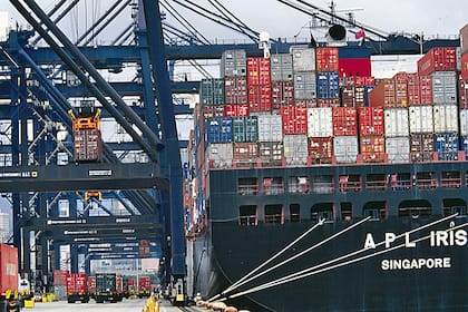 Börsen-Ticker: Schweizer Aktienmarkt schliesst höher - Kühne+Nagel nach doppelter Hochstufung Tagesgewinner am SMI - Amrize-Aktien erneut unter Druck Containerschiff am Quai vertäut.