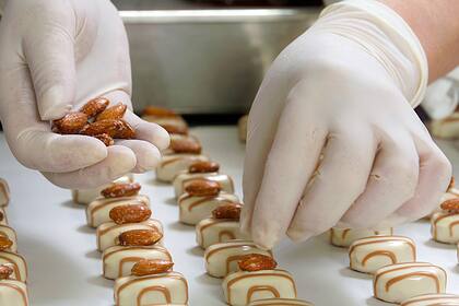 Hier haben Schweizer Top-Manager und Verwaltungsräte Aktien gekauft oder losgeschlagen Pralinée-Produktion bei Lindt&Sprüngli.