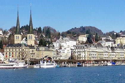 Eine 4,5-Zimmer-Wohnung für nur 2340 Franken? Luzerner Neubau-Siedlung lockt mit speziellem Miet-Rabatt Bei Touristen beliebt: Der Blick auf die Luzerner Hofkirche mit dem Hotel National und dem Hotel Palace.