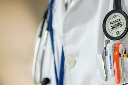 Mit diesem Anstieg müssen Prämienzahler im nächsten Jahr rechnen Ein Arzt auf Visite.