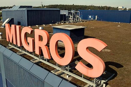 Supermärkte: Migros liegt beim Wachstum hinter Coop Das Logo der Migros auf einem Einkaufszentrum.
