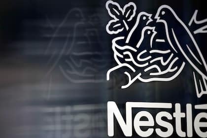 Wie geht es mit den Nestlé-Aktien nach dem Russland-Schock weiter? Schriftzug und Logo von Nestlé.
