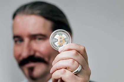 «ZG 10»-Kontrollschild: Auktion von Bitcoin-Suisse-Gründer Nikolajsen gestoppt - und neu lanciert Niklas Nikolajsen, CEO und Mitgründer Bitcoin Suisse, zeigt eine Bitcoin-Münze.