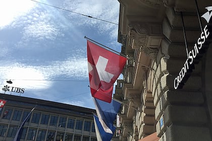 CS und UBS bringen Einschätzung für Aktien auf eine Linie Konzernzentralen von UBS und Credit Suisse am Paradeplatz in Zürich.