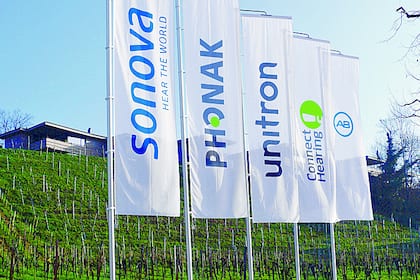 Aktienanalyst verliert mit diesjährigem SLI-Schlusslicht die Geduld Firmen-Fahnen beim Hauptsitz von Sonova in Stäfa.