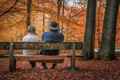 Finanzierung der 13. AHV-Rente: Nun verzögert sich alles Ein älteres Ehepaar geniesst die Ruhe im Wald.