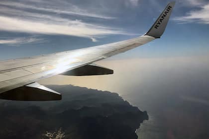 Airlines verzichten auf Kerosin-Absicherungen - was das für Aktionäre und Ticketpreise bedeutet Eine Maschine von Ryanair über der kanarischen Insel Teneriffa.