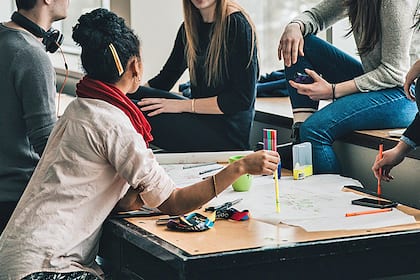 Die Löhne der Uni-Absolventen in der Schweiz Studenten bei einer Gruppenarbeit.