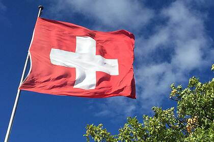 Melden sich die US-Aktienkäufer nun doch zurück? Schweizer Flagge weht im Wind.
