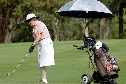 Arm und alt? Schweizer Rentnerninnen geht es besser als angenommen Eine Seniorin vergnügt sich beim Golfen.