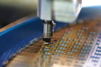 Nach Rückfall vom Acht-Monate-Hoch: Schweizer Technologie-Aktie fängt sich am Dienstag wieder Sensorherstellung am Hauptsitz von Sensirion in Stäfa.