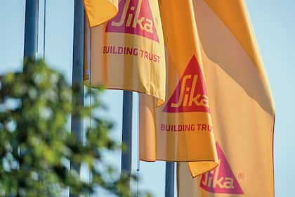 Überraschende Verkaufsempfehlung für letztjährige SMI-Verliereraktien Sika-Fahnen wehen im Wind.