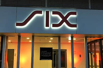 Börsen-Ticker: SMI schliesst im Minus - Schwergewichte belasten - Sika verliert - UBS zieht an Schriftzug an der Schweizer Börse SIX.