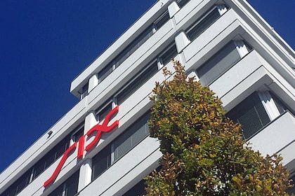 Börsen-Ticker: Schweizer Aktienmarkt schliesst leicht höher - Roche und Novartis als Zugpferde - Amrize und ABB als SMI-Tagesverlierer- Basilea gefragt - Steigende Anleiherenditen verunsichern Anleger weltweit Sitz der Schweizer Börse SIX in Zürich.