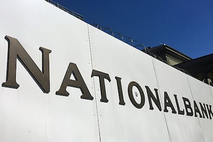 Zürcher Bank rechnet wieder mit negativen Franken-Zinsen Bauumzäunung an der Schweizerischen Nationalbank in Bern Mitte 2016.