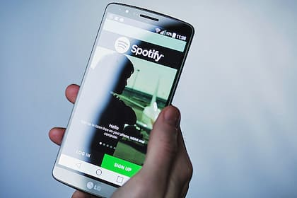 Spotify and andere: Acht Musik-Aktien überzeugen im Branchenvergleich Mit Spotify lässt sich überall auf eine riesige Musikdatenbank zurückgreifen.