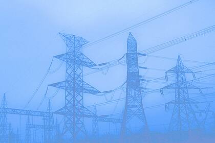 Infrastruktur erwacht aus dem Dornröschenschlaf - die Aktien-Tipps Strommasten im Morgennebel.