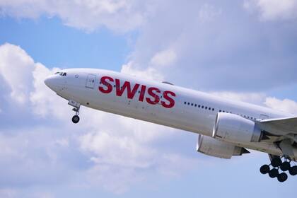 Für 2866 Franken nach Thailand: Preise für Flüge nach Asien steigen kräftig Swiss Boeing 777-300ER "Triple Seven" direkt nach dem Abheben auf der Startbahn.