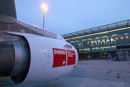 Flughafen Zürich mit neuem Sommerflugplan - Namibia neu im Angebot Flughafen Zürich: Ein Swiss-Flugzeig steht zum Abflug parat.