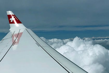 Swiss-Flug nach Shanghai blieb am Boden - wegen Pilotenmangels Blick aus einem Swiss-Flugzeug beim Landeanflug nach Zürich.
