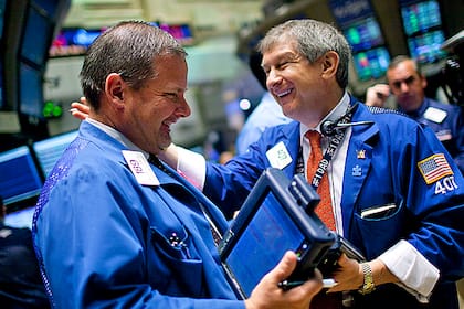 Taktieren oder Buy-and-Hold? Studie zeigt, was an den Börsen mehr Rendite bringt Gut gelaufen! Trader an der Börse in New York freuen sich.