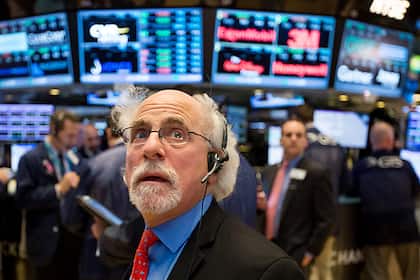 Börsen-Ticker: S&P 500 knackt Marke von 7'000 Punkten - SMI schliesst im Minus - Logitech und Roche mit Kurstauchern - Partners Group an der Tabellenspitze Börsenhändler Peter Tuchman an der New York Stock Exchange (13.1.2017).