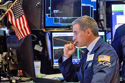 Ungewöhnliches Phänomen bei Aktien macht Profis stutzig A trader works on the floor of the New York Stock Exchange (NYSE) in New York, U.S., on Monday, Sept. 12, 2016.
