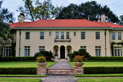 Hypotheken-Schock in den USA belastet die Immobilienverkäufe Symbol für Reichtum: Eine Villa in einem Nobelviertel von Houston in Texas.