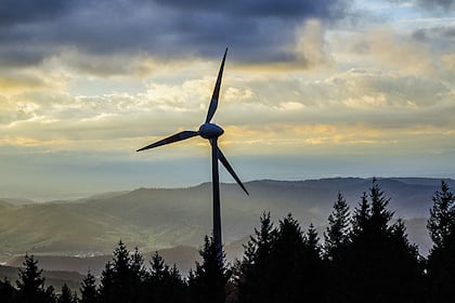 Schweizer Aktie der Woche: Unternehmen mit «Befreiungsschlag» legt weiter zu Ein Windrad in den Bergen.