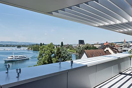 Schweizer Aktienmarkt hat nach Lindt&Sprüngli eine neue «Rolls-Royce»-Aktie Blick von der Dachterasse der Zuger Kantonalbank auf den Zugersee.