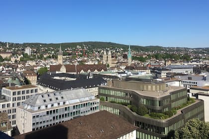 Broker rät bei Bankaktien «short» zu gehen Zürichs Finanz- und Bankenzentrum um den Paradeplatz, von Westen gesehen.