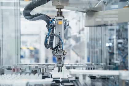 Robotics: Der Schritt in die physische Welt Hightech Robotorarm bei der Behandlung von Proben