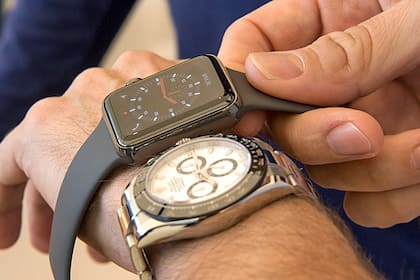 «Es ist nicht gelungen, die Akzeptanz der Uhrenindustrie zu erlangen» Ein Kunde vergleicht eine Apple Watch Serie 3 mit seiner konventionellen Armbanduhr.