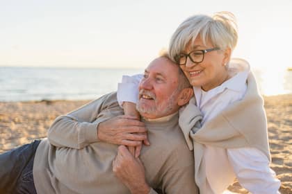 13. AHV-Rente: Neuer Finanzierungsvorschlag bringt höheres Rentenalter ins Spiel Ein älteres Ehepaar am Strand.