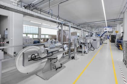 Aktie von Verbindungstechnikspezialisten steigt im Turbo-Modus auf Allzeithoch Blick in die Produktion von Huber + Suhner.