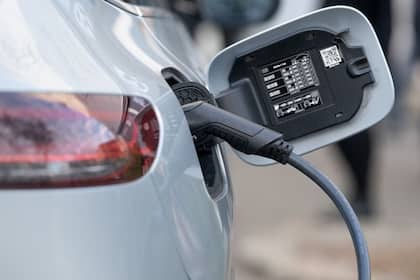 Sinkende Verkaufszahlen: Acht Gründe, warum E-Autos floppen Der Elektro-SUV EQC von Mercedes an einer Ladesäule.