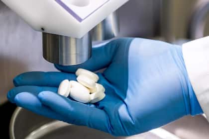 Was ist aus dem «bahnbrechenden» Haarwuchsmittel von Cosmo geworden? Cosmo ist spezialisiert auf MedTech-KI, Dermatologie, Magen-Darm-Erkrankungen sowie Auftragsentwicklung und -fertigung (CDMO).