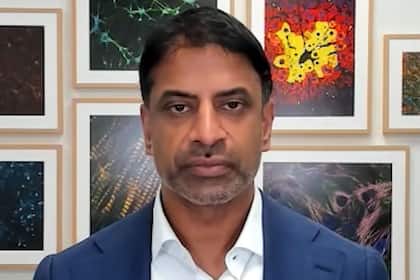 Kanzler Merz, FIFA-Präsident Infantino, Novartis-Chef Narasimhan: Der Donnerstag am WEF 2026 in Davos Novartis-Chef Vas Narasimhan in einem Video-Interview im Januar 2024.