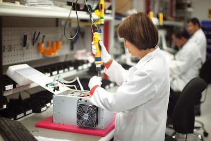 Warum Comet bei den europäischen Technologiewerten zu den Favoriten gehört Montage-Mitarbeiterin von Comet in Shanghai, China (2023).