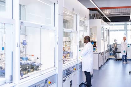 Novartis-Aktie mit Taucher: Analysten reduzieren Kursziele nach Pipeline-Dämpfer Forschungslabor von Novartis in Basel (2025).